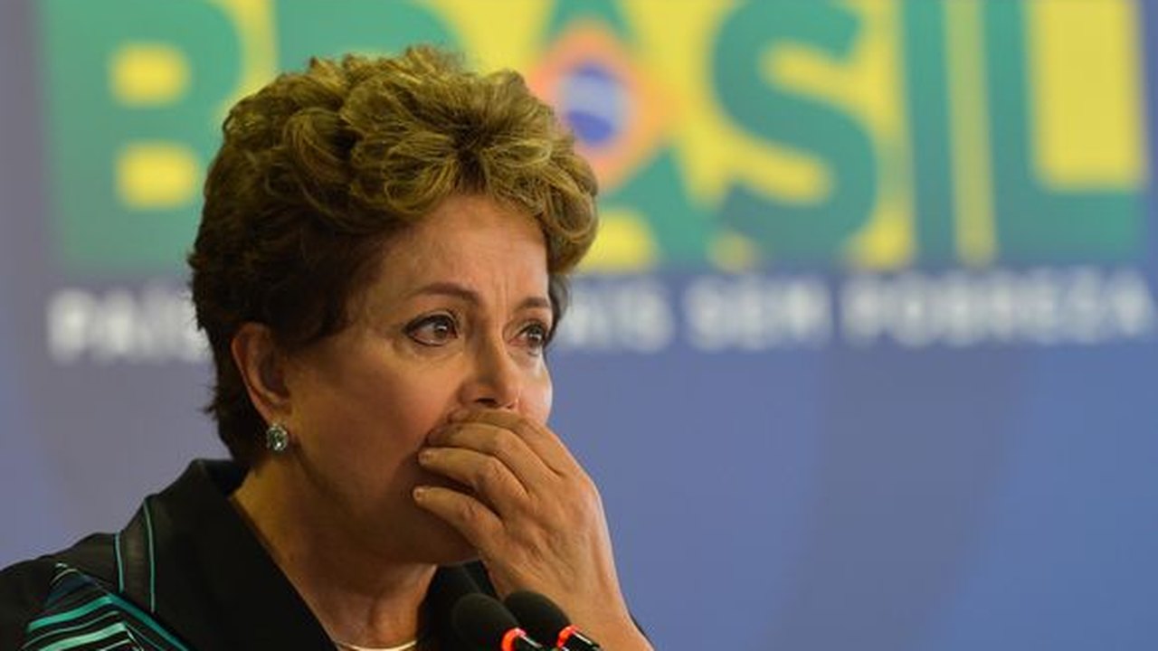 Dilma chora ao receber relatório sobre ditadura e diz que país merece a verdade