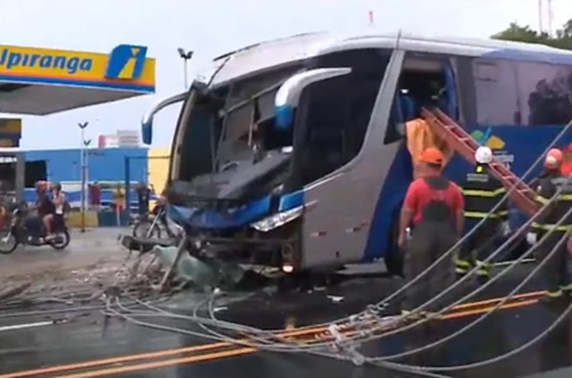 Ônibus colide contra poste e derruba fiação, na Avenida Leste-Oeste