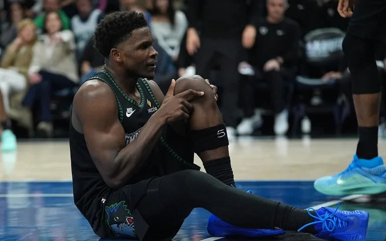 Wolverhampton Wanderers confirmou que Edwards não sofreu danos estruturais no joelho, mas ficará afastado por pelo menos uma semana.