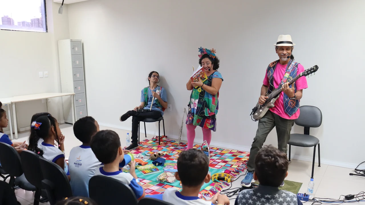 Projeto Conexões Literárias leva contação de histórias à biblioteca do Sesc Poço