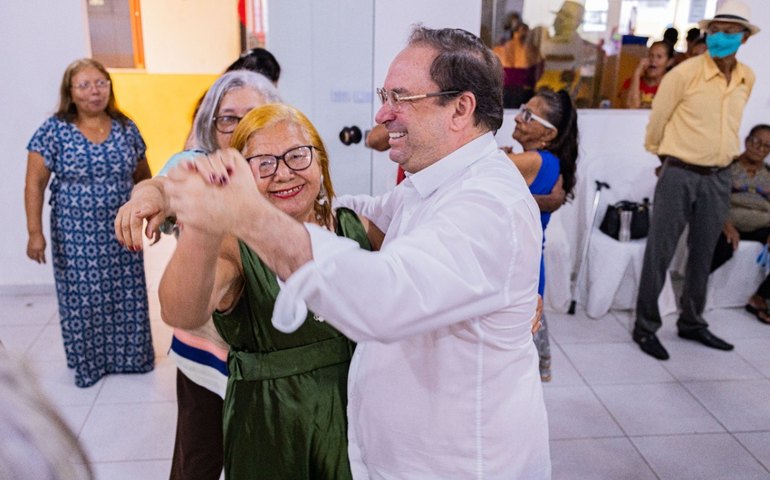 Prefeito Luciano comemora Dia das Mães na Associação dos Idosos