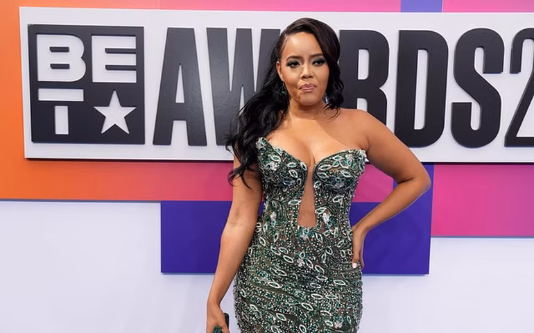 Estrela de reality usa bolsa em forma de arma e é criticada: 'Não sou violenta'