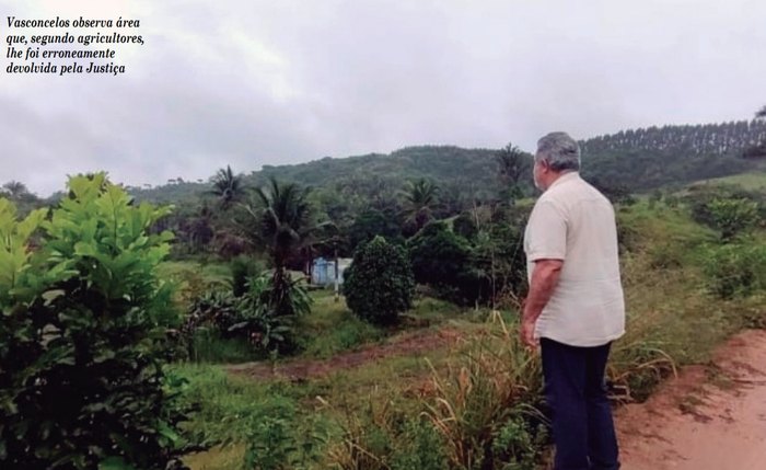 Vasconcelos observa área que, segundo agricultores, lhe foi erroneamente devolvida pela Justiça
