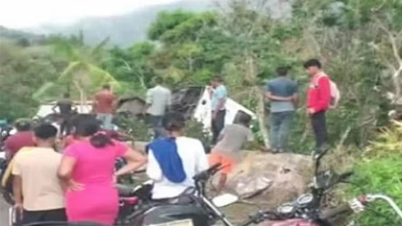 Ônibus que levava equipe escolar de basquete capota e deixa 2 mortos, na Venezuela