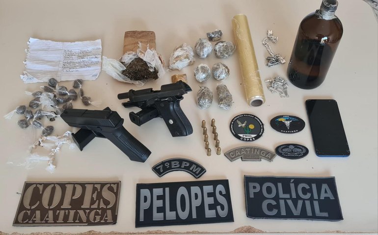 Guarnições da PM apreendem duas armas, simulacro e drogas durante ações distintas no Interior