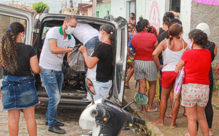 Moradores do Brisa do Lago recebem cestas básicas arrecadadas na campanha Vacinação Solidária
