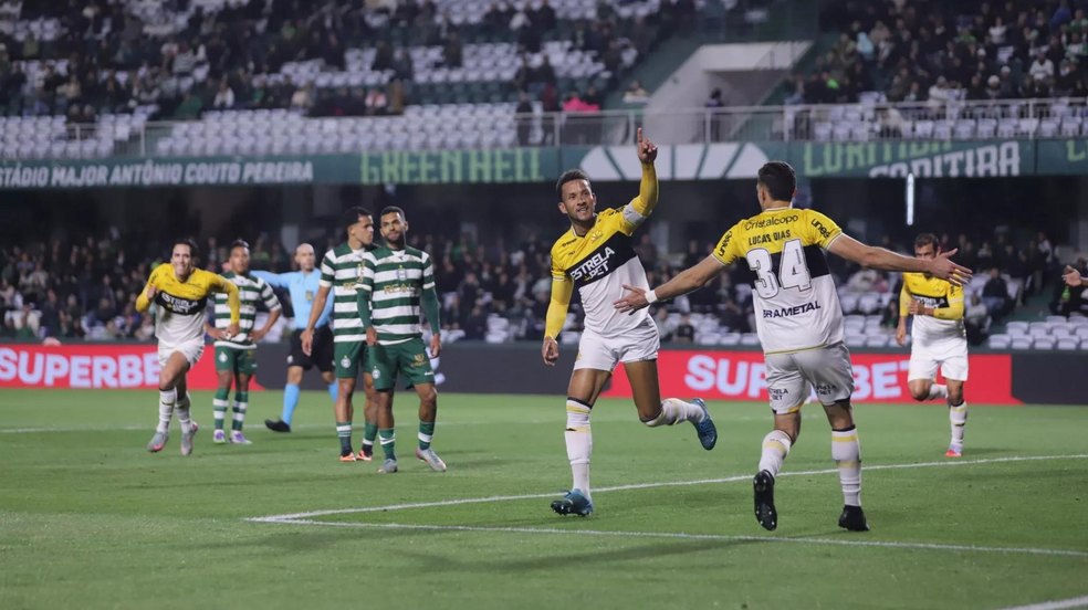 Criciúma vence Coritiba no Paraná e é o novo líder da Série B