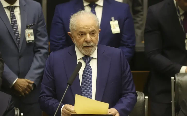 Na Cúpula do G7, Lula defende governança internacional e intergovernamental da IA