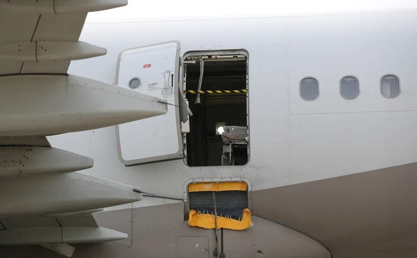 Homem abre porta de avião durante voo e é preso na Coreia do Sul