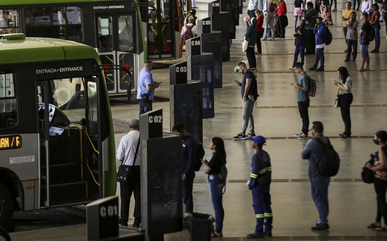 Serviços crescem 0,5% no país em julho