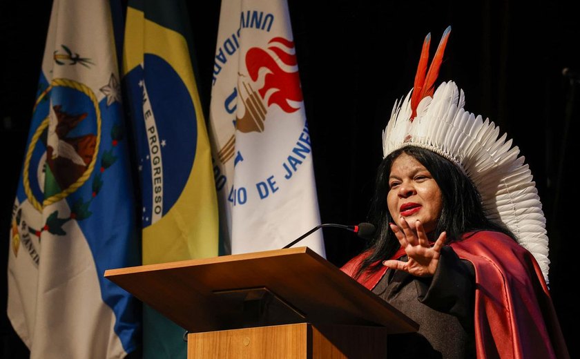 Sonia Guajajara é a primeira indígena doutora honoris causa da Uerj