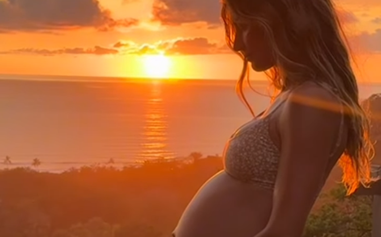 Gisele Bündchen exibe barriga de grávida em vídeo