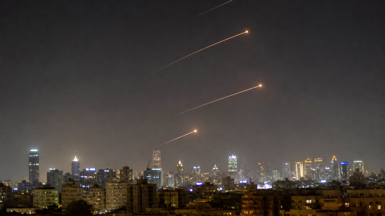 Arábia Saudita intercepta cinco mísseis lançados por houthis do Iêmen