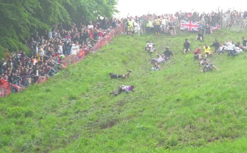 Britânicos rolam colina abaixo na tradicional &#8221;corrida do queijo&#8221;