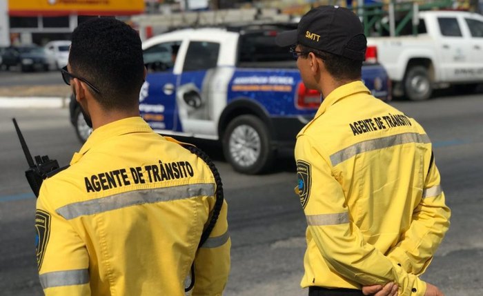 Agentes de trânsito ordenam trânsito na região da Bomba do Gonzaga
