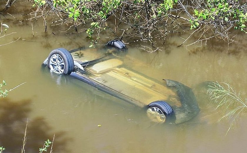 Carro sobra em curva e cai dentro de rio em Tabuba