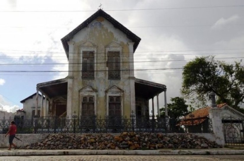 Renan visita obra de restauração do Chalé dos Loureiros em Penedo nesta 2ª