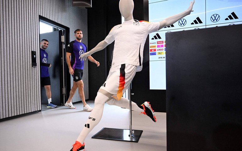 Contrato 'de R$ 540 milhões'? CEO da Adidas diz que Nike ofereceu quantia 'inexplicável' por uniforme da seleção da Alemanha