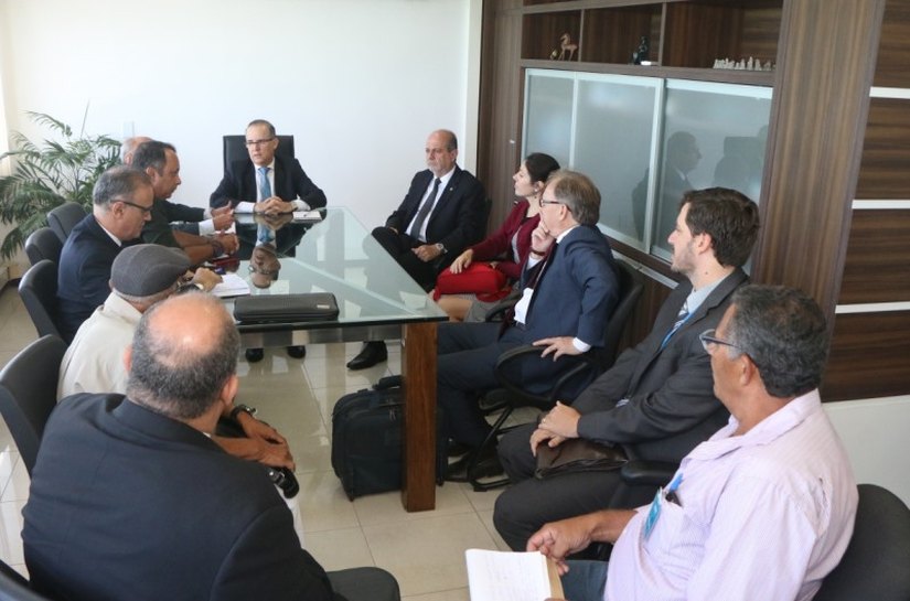 Presidente do TRT/AL intermedeia acordo entre Eletrobras e Urbanitários