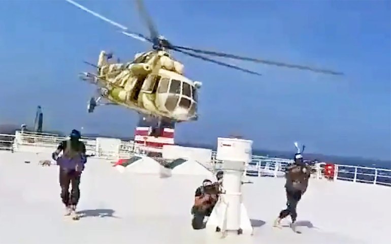 Vídeo dos houthis mostra homens armados descendo de helicóptero e tomando controle de navio no Mar Vermelho; assista