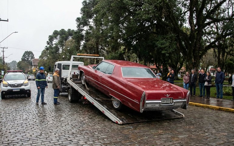 Roberto Carlos está 'sem maiores problemas' após acidente com Cadillac em Gramado