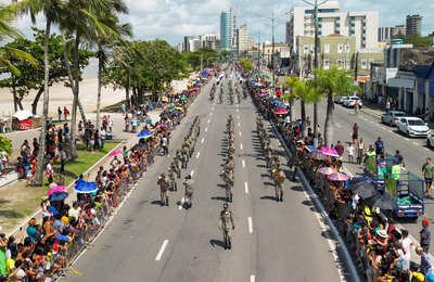Desfile do 7 de Setembro reúne centenas de pessoas no Jaraguá