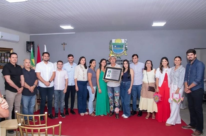 Prefeito Dalminho entrega título de cidadão benemérito de Belo Monte ao Mestre Jasson