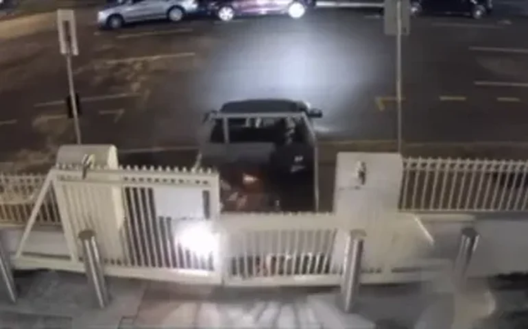 Homem é acusado de crime de ódio após caminhão invadir portões de sinagoga