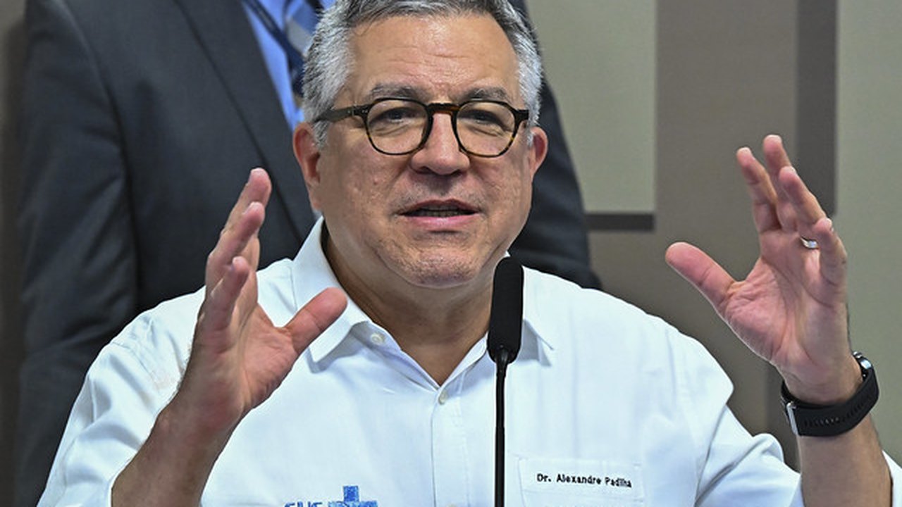 Ministro da Saúde critica Flávio Bolsonaro e o chama de 'Bolsonarinho antivacina'