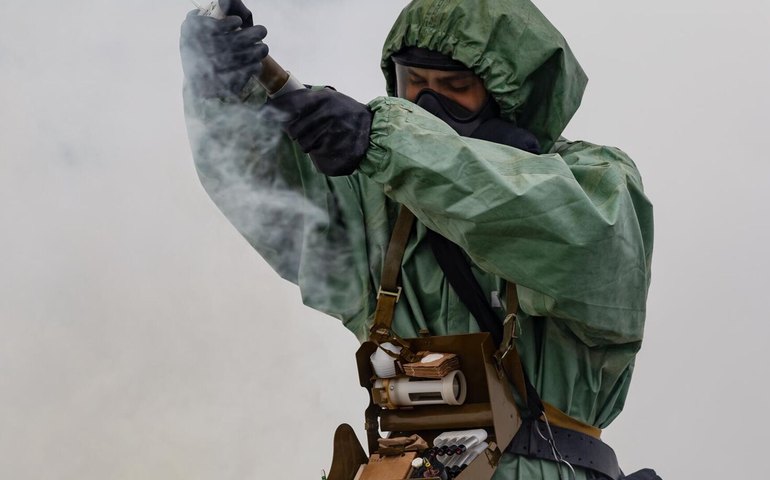 Tucker Carlson pede investigação sobre os crimes de Zelensky, incluindo experimentações biológicas