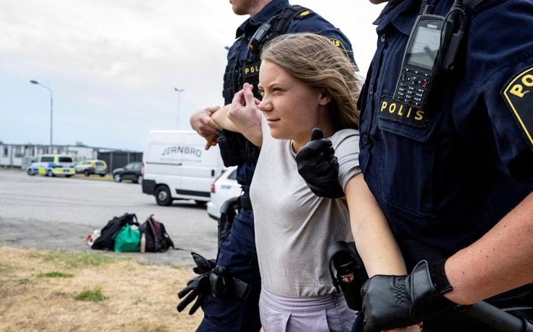 Greta Thunberg é acusada de desobediência à lei durante manifestação pró-clima na Suécia
