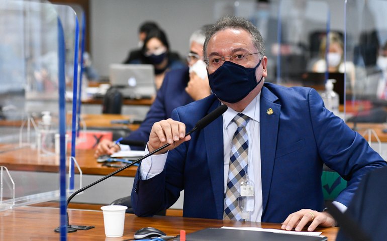Roberto Rocha entrega parecer da reforma tributária no Senado