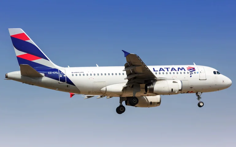 Latam oferece vagas para pilotos de Embraer com bônus de até R$ 160 mil
