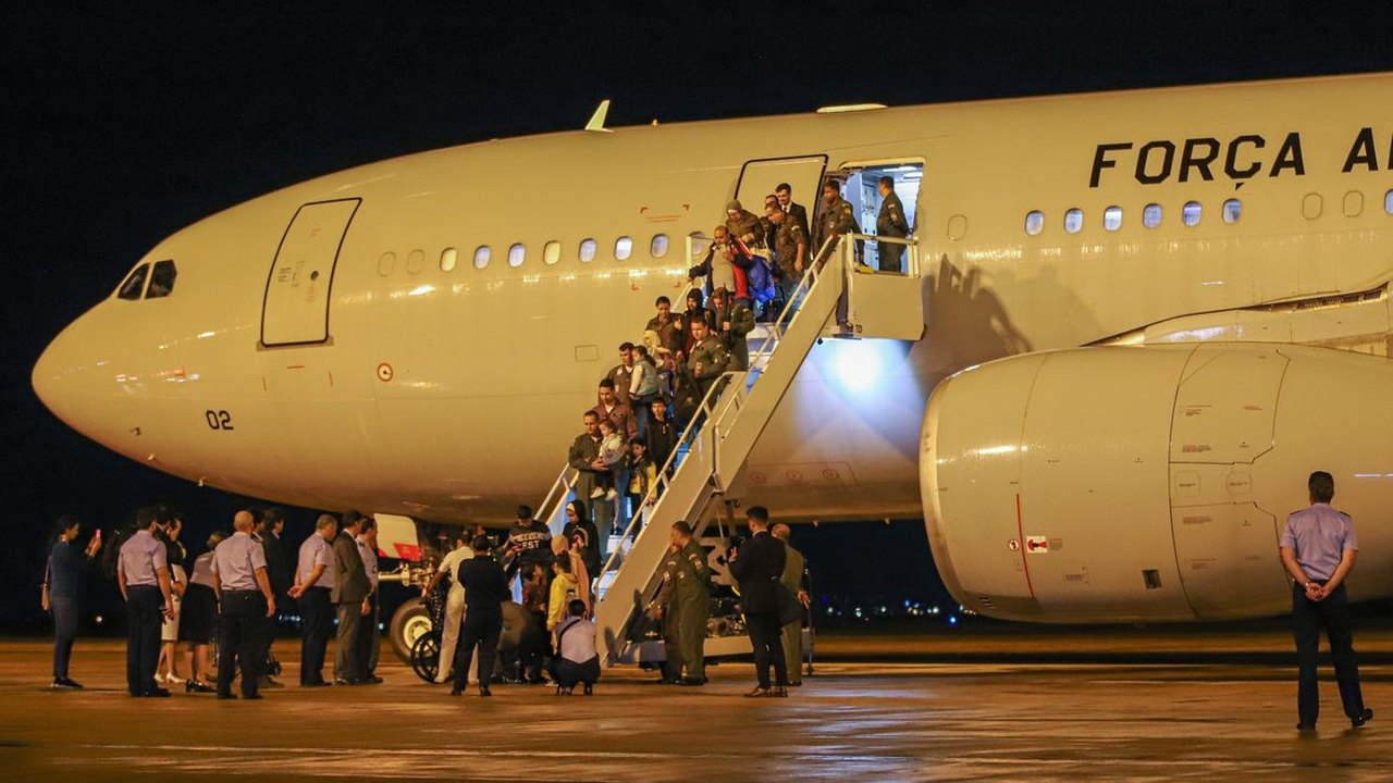 Mais um voo da FAB com 237 repatriados do Líbano chega a SP