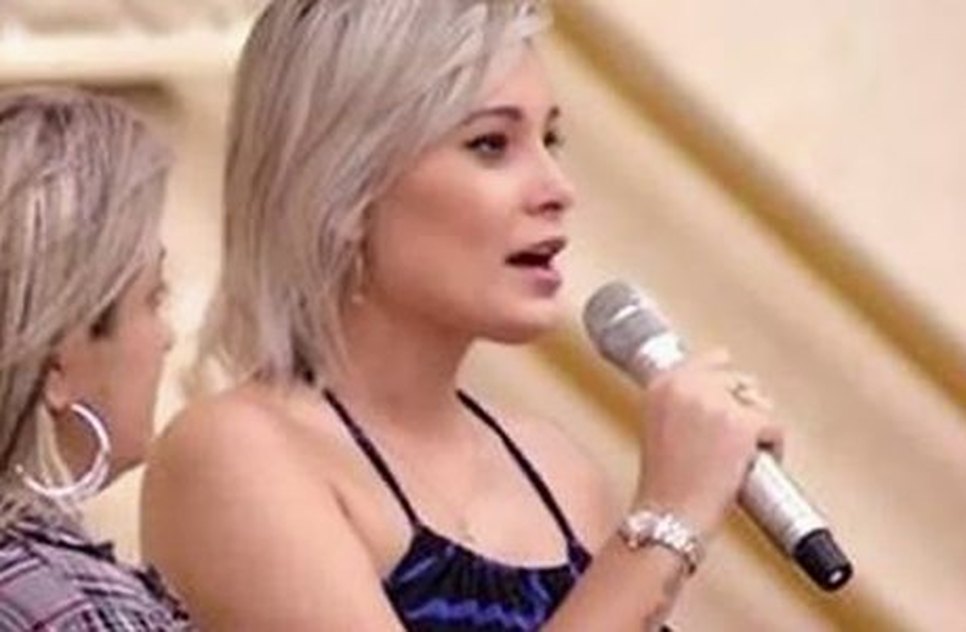 Andressa Urach contando seu testemunho no Templo de Salomão