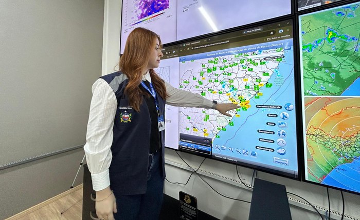 Pancadas de chuva moderada e contínua trazem riscos de alagamentos em áreas urbanas