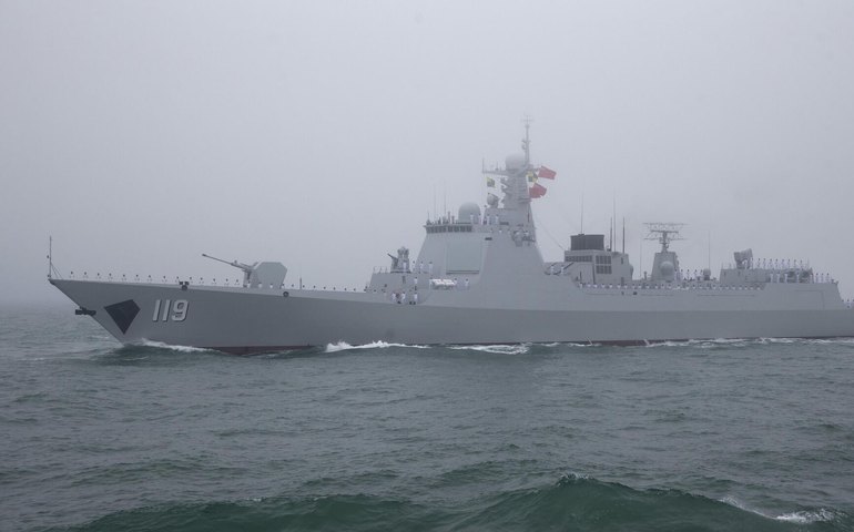 Marinha chinesa realiza exercícios com novos destróieres Type 052D e 055