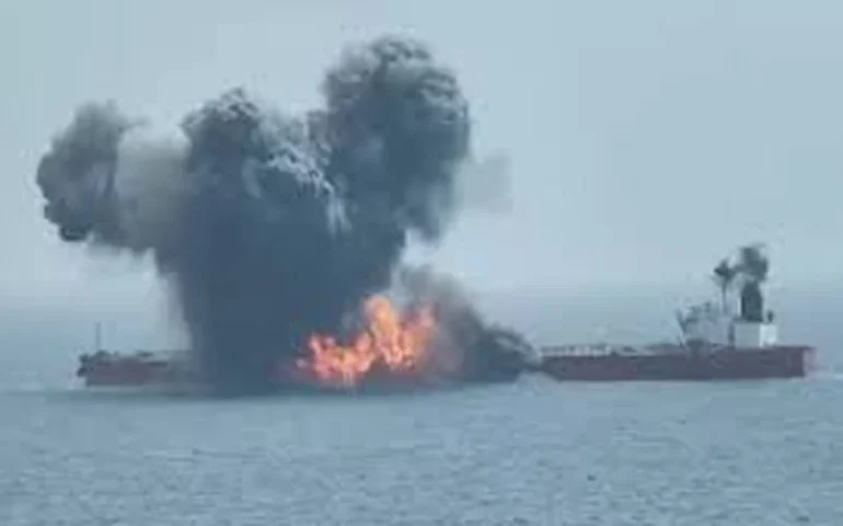 Ataque de houthis deixa petroleiro grego em chamas, sem tripulação e a deriva no Mar Vermelho