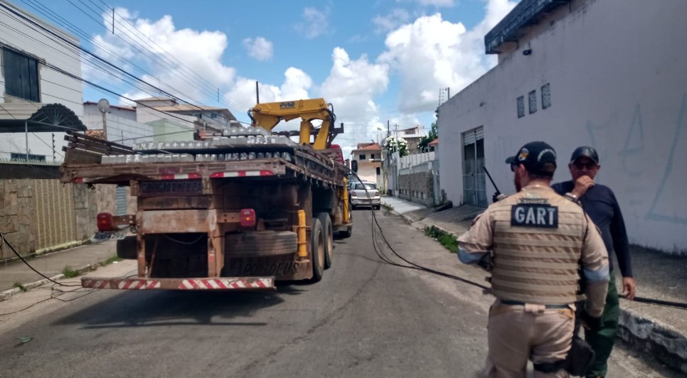 Caminhão derruba fiação elétrica e cobertura de academia na Zona Norte de Aracaju / Foto: Foto: SMTT/Aracaju