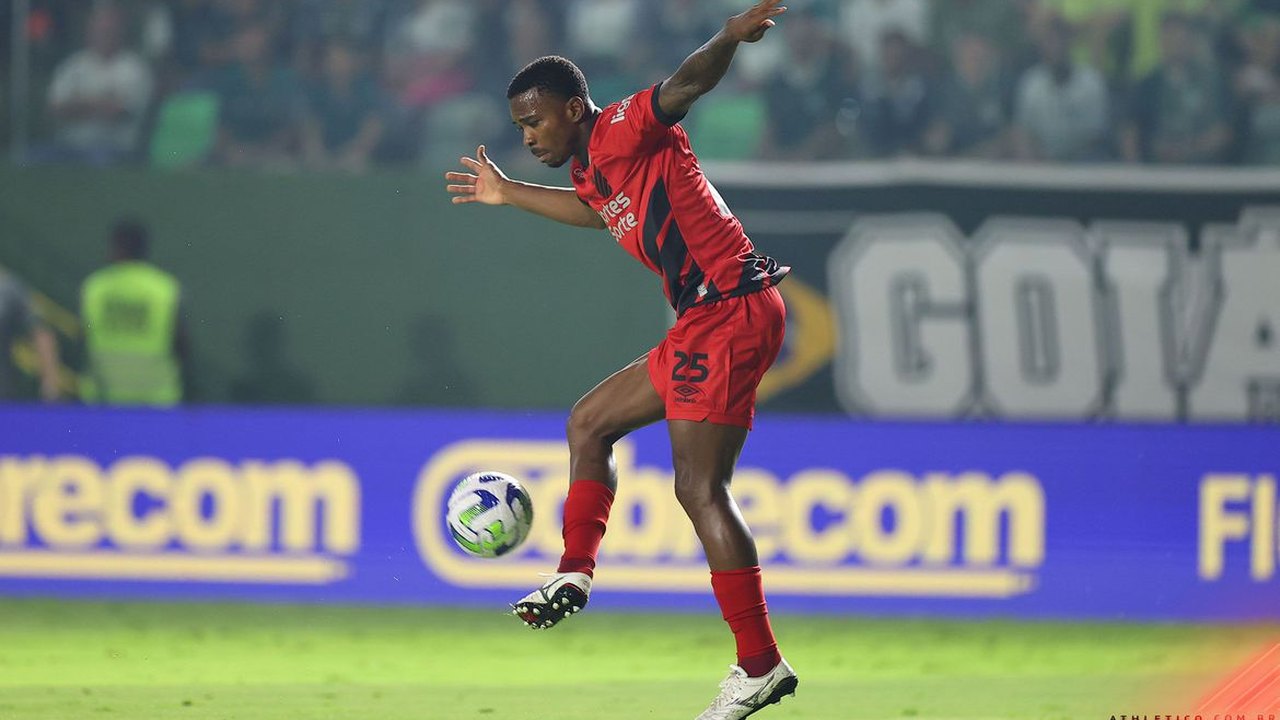 Falha incrível de goleiro dá vitória ao Corinthians sobre o Athletico-PR pelo Brasileirão