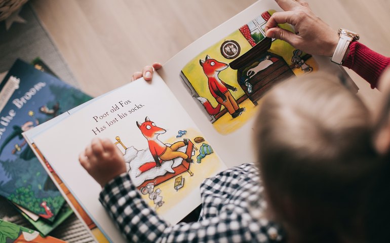 Histórias antes de dormir trazem benefícios para crianças