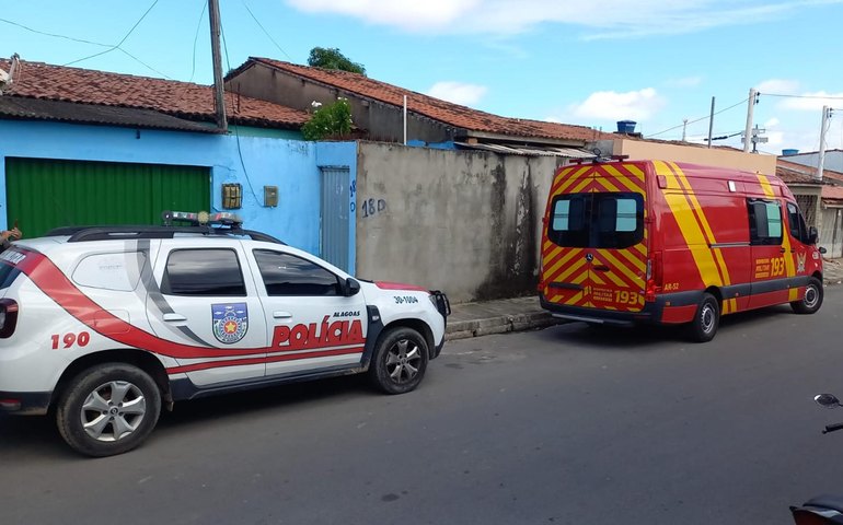 Forças de segurança resgatam homem em situação de abandono no bairro do Jacintinho