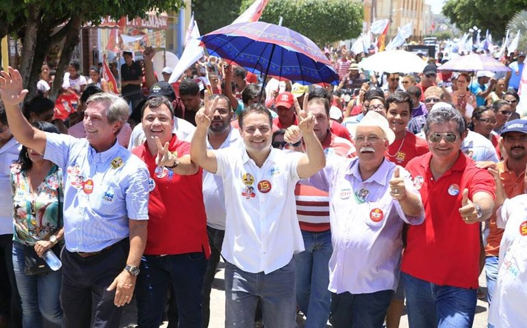Povo de Pão de Açúcar faz calorosa recepção a Renan Filho