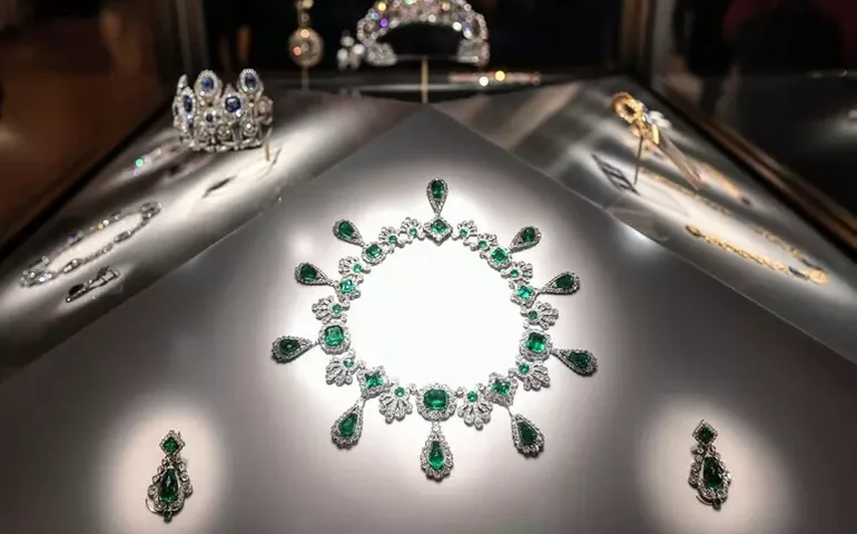 MP da França diz ter esperança de recuperar joias do Louvre