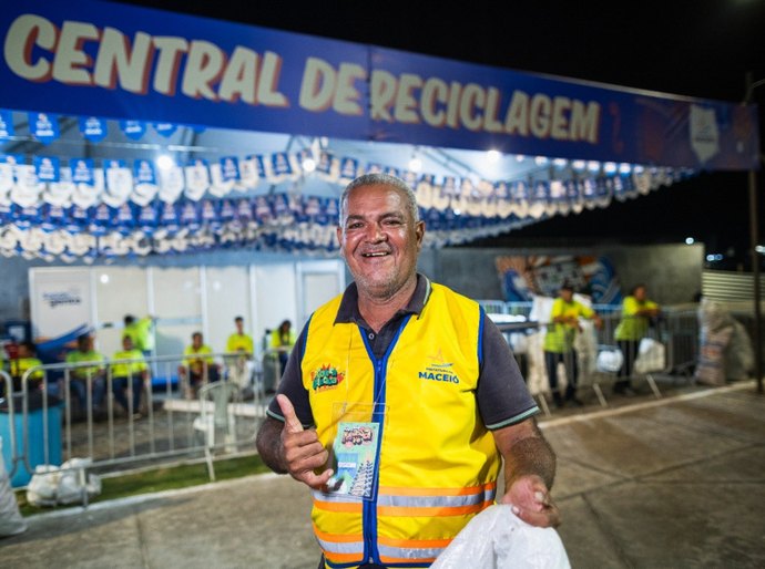 'Chance de levar o sustento para minha família', diz catador sobre Central de Reciclagem