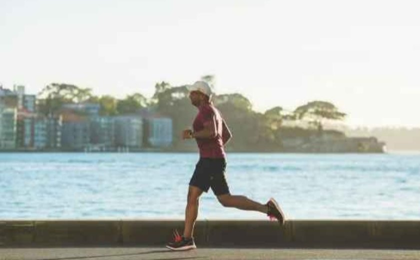 Exercícios físicos diários ajudam a compensar longas horas sentado, apontam especialistas