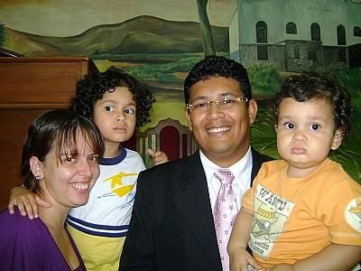Pastor Toni Santana alegre com a família