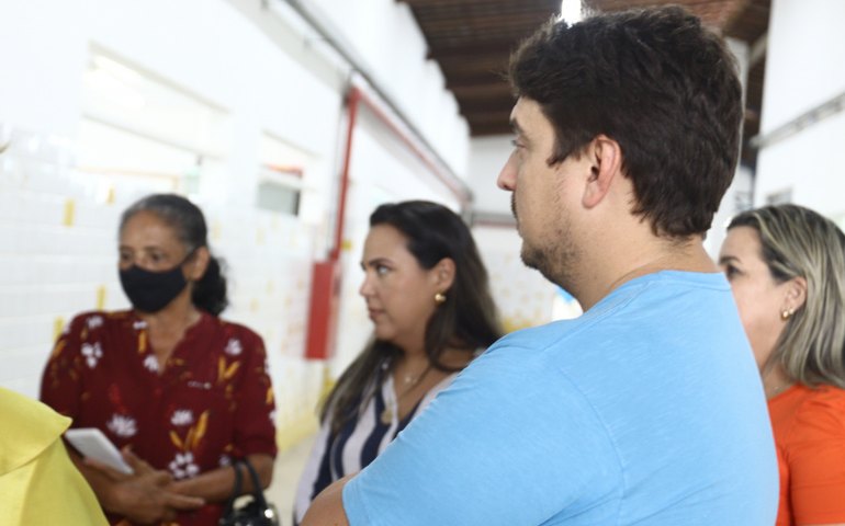 Secretário de Educação visita escolas na Santa Lúcia e ouve demandas dos professores