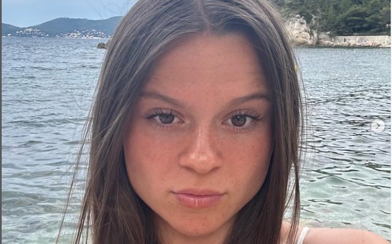 Cantora e influencer francesa morre após carro bater em árvore