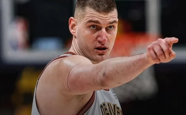 Jokic faz triple-double inédito e lidera Nuggets em vitória na prorrogação sobre os Suns na NBA